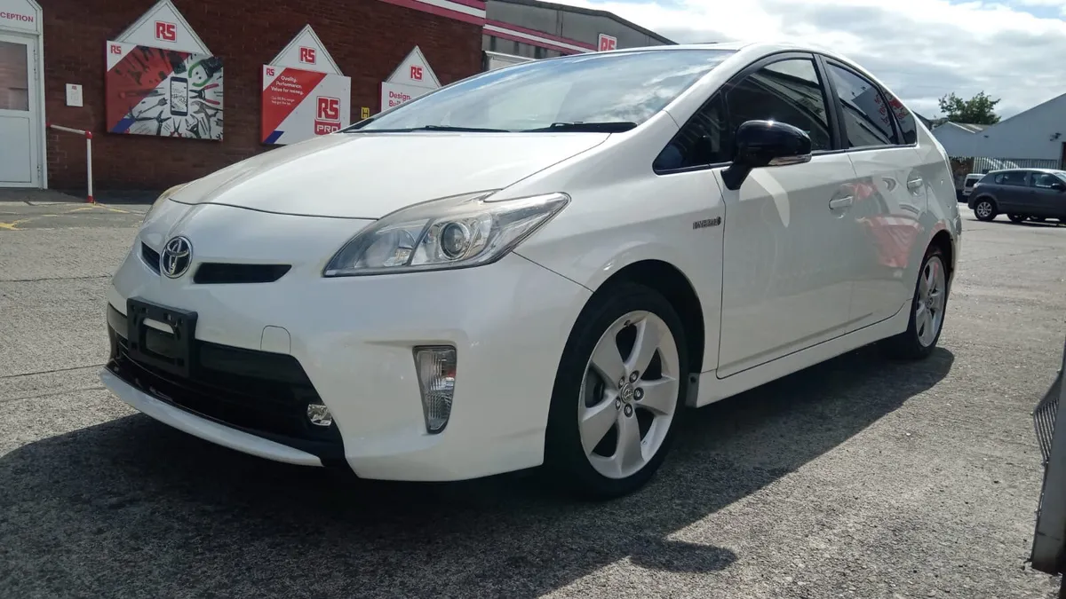 2015 petro hybrid Toyota - Image 4