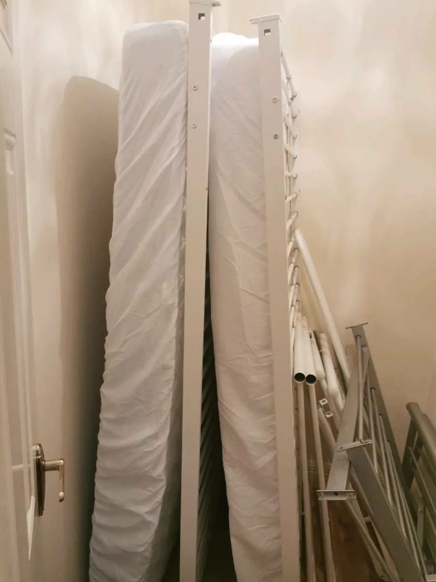 Free singles Bunk Bed with Mattresses – Moving Out