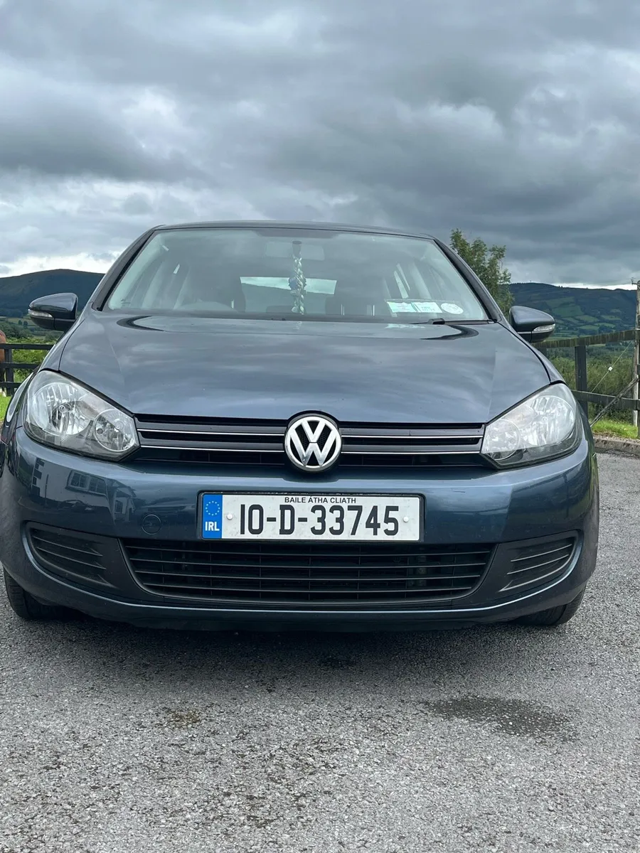 2010 Volkswagen Golf - Image 2