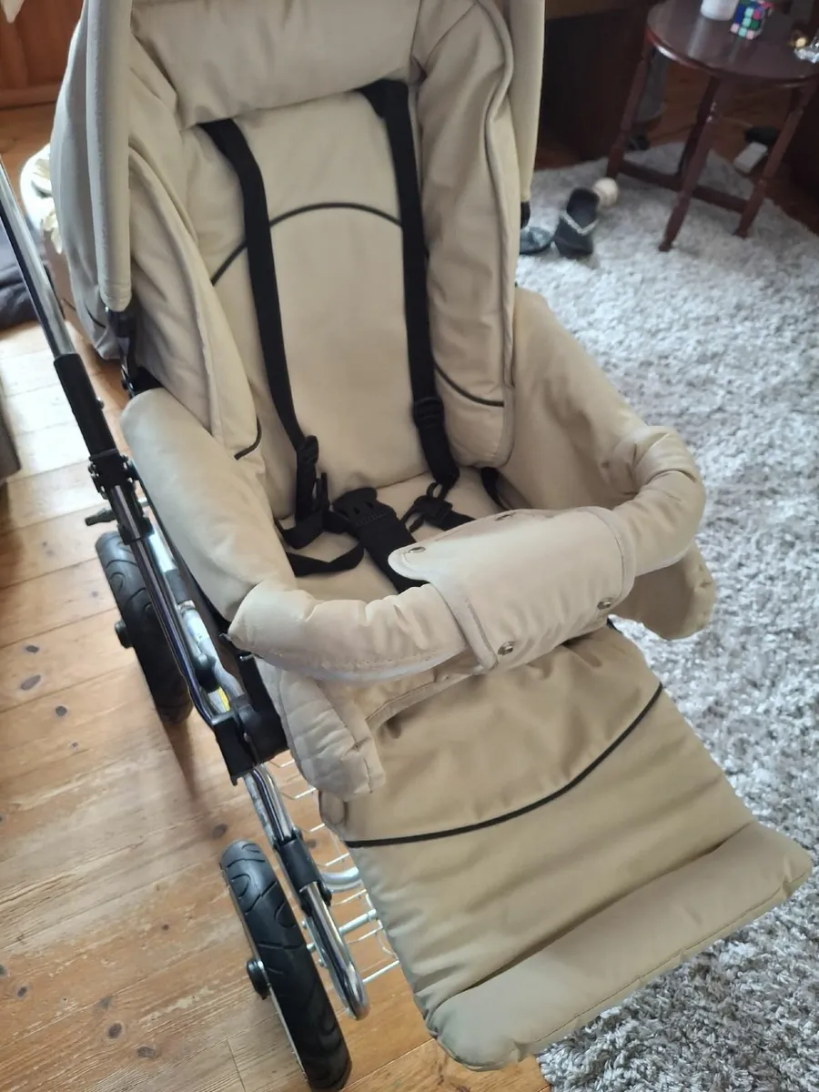 Pram bugg/ stroller and car seat - Image 1