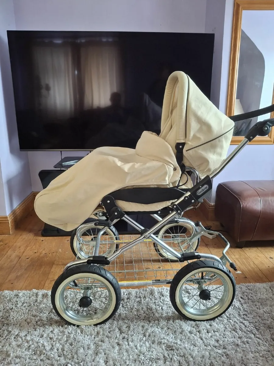 Pram bugg/ stroller and car seat - Image 2