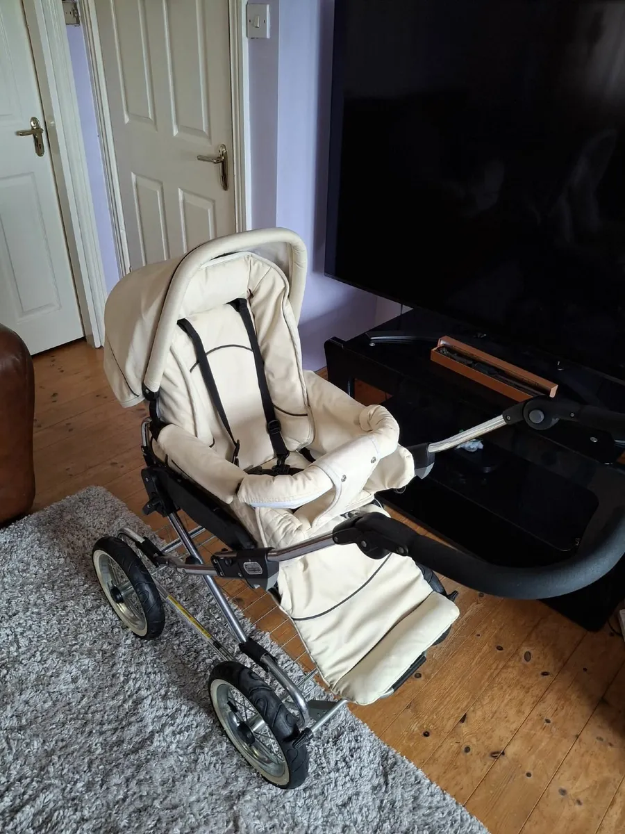 Pram bugg/ stroller and car seat - Image 3