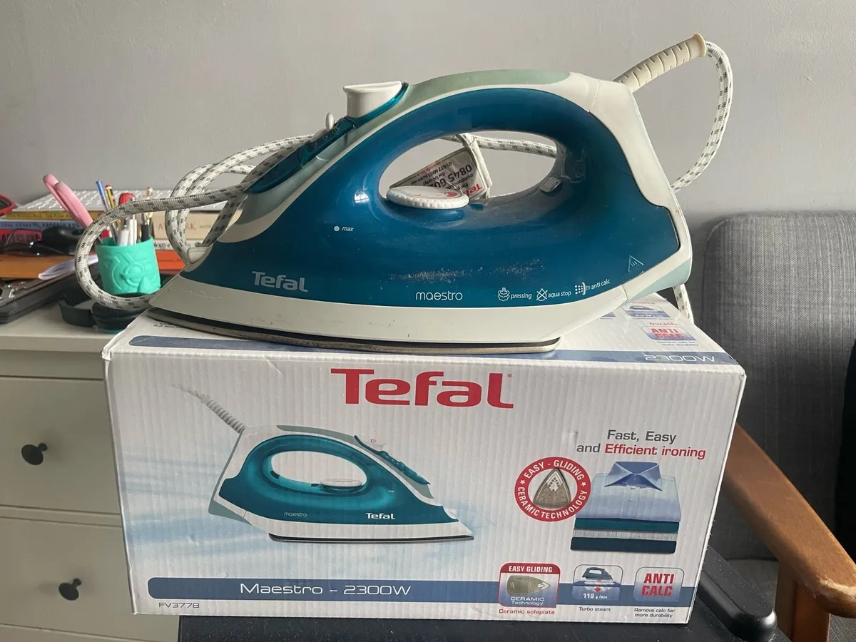 Tefal steam iron - Image 1