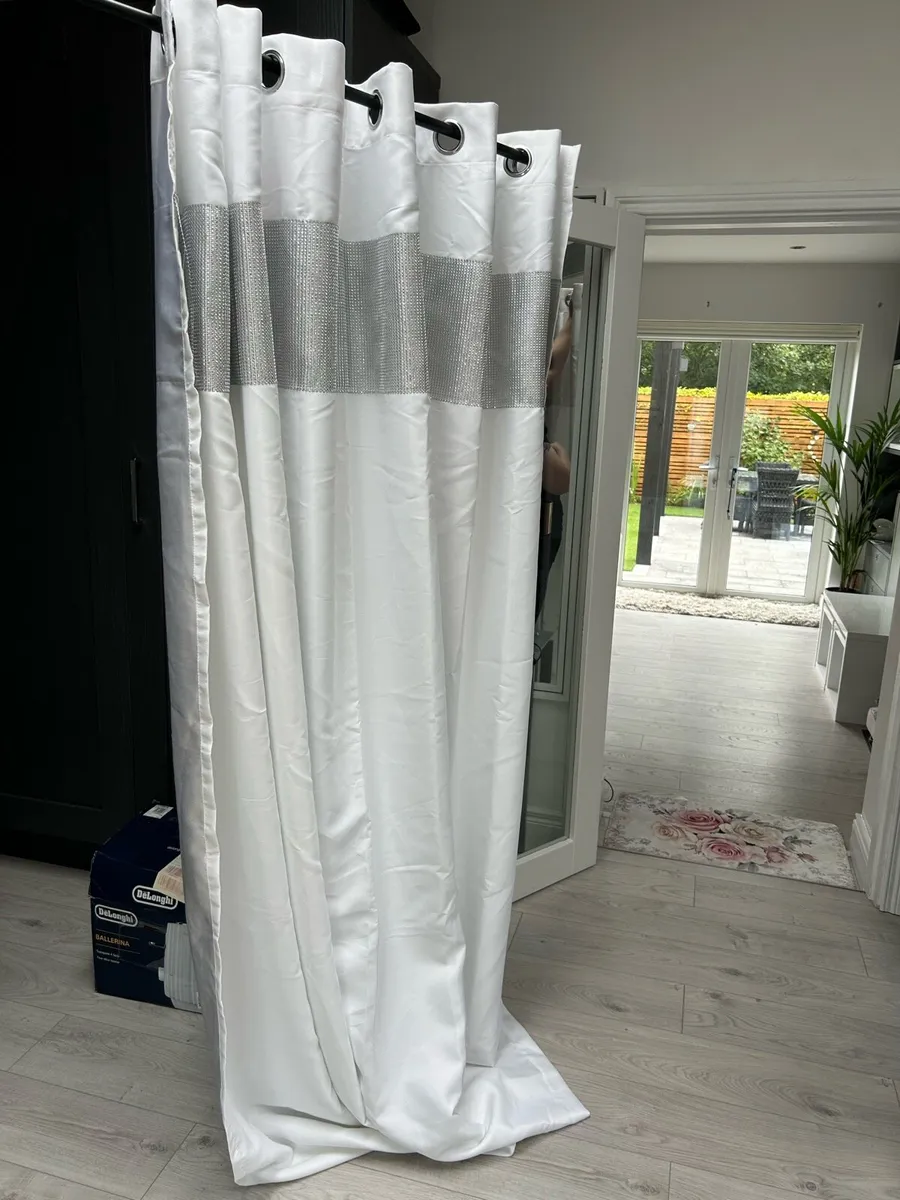 Curtains - Image 3