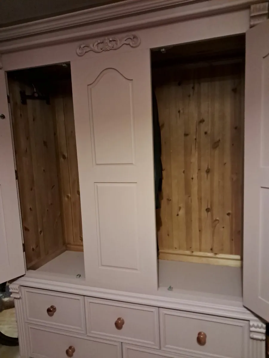 Wardrobe fouble - Image 2