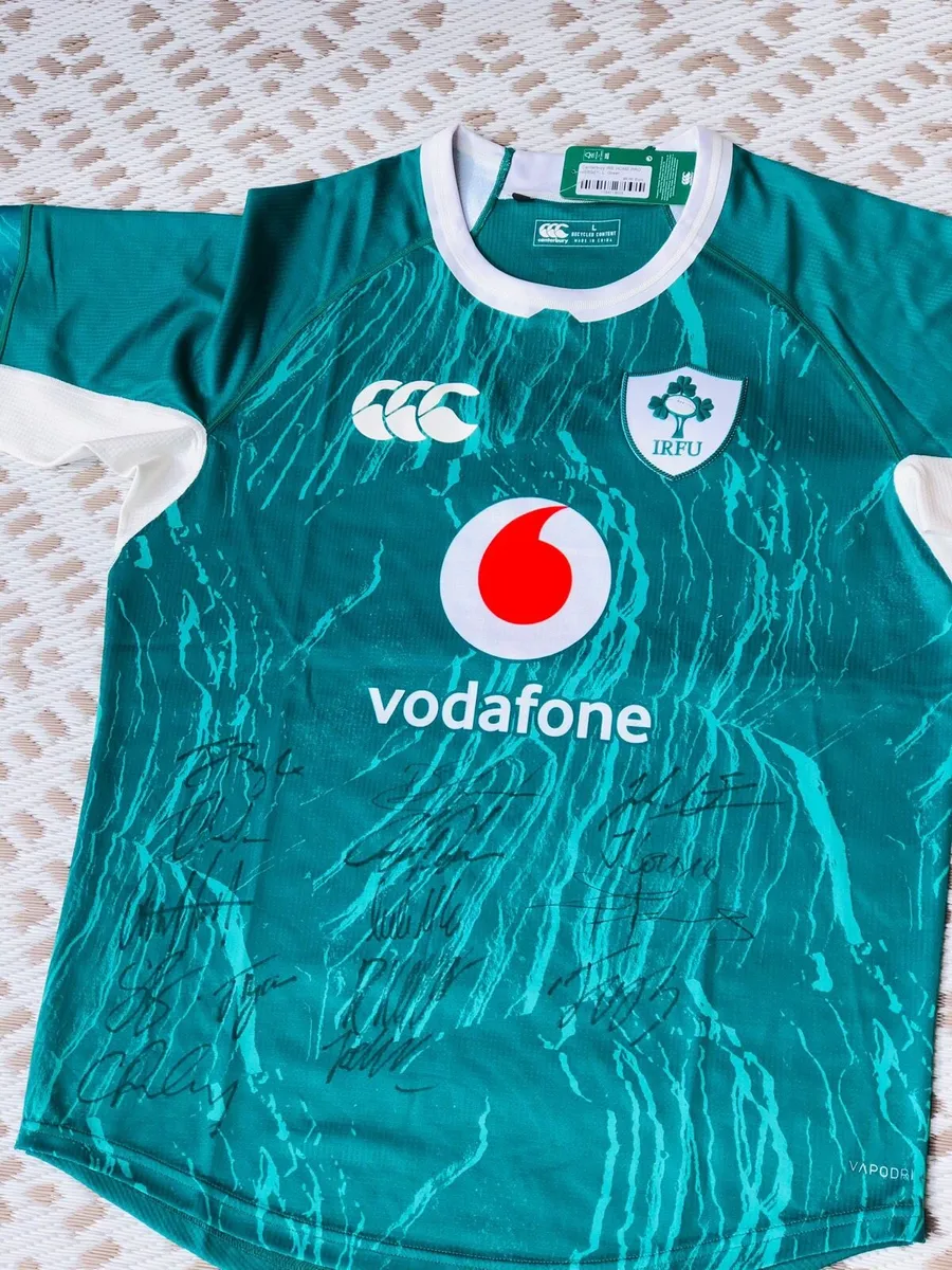 New Ireland rugby shirt signed by 2025 team - Image 2