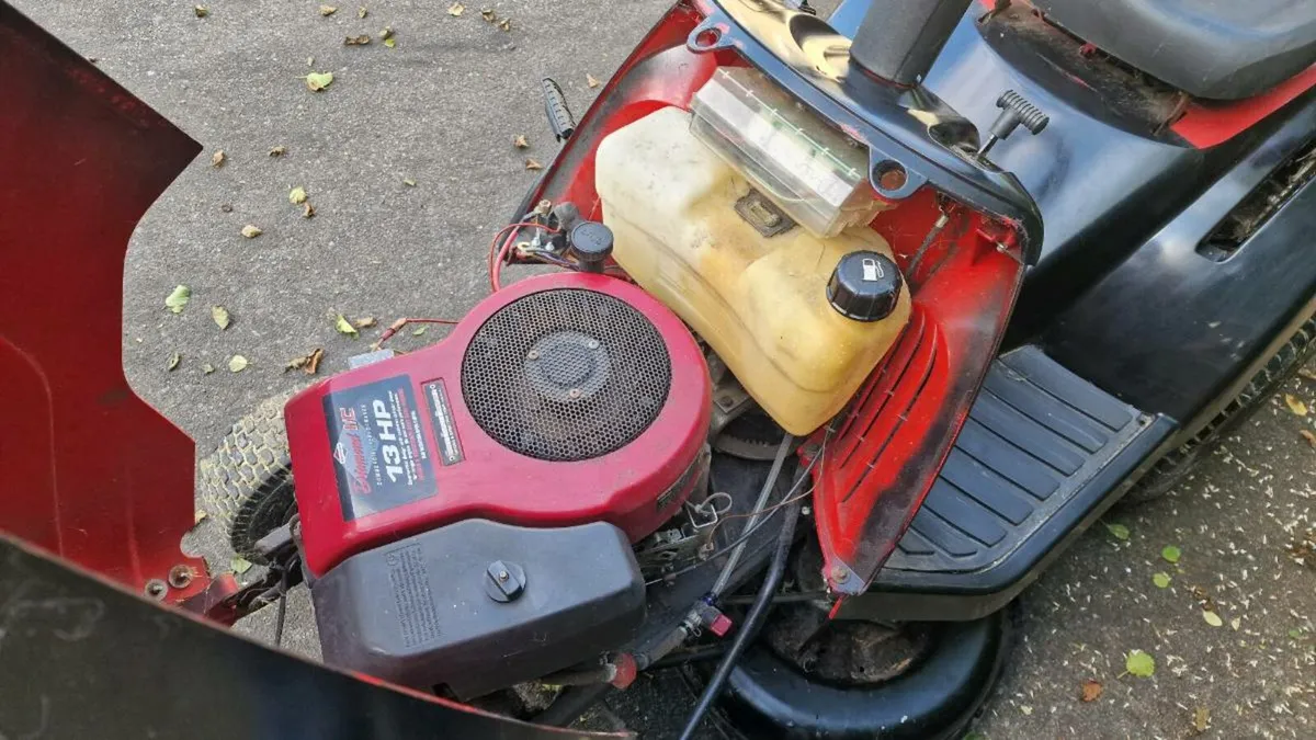 Castlegarden ride on mower - Image 3