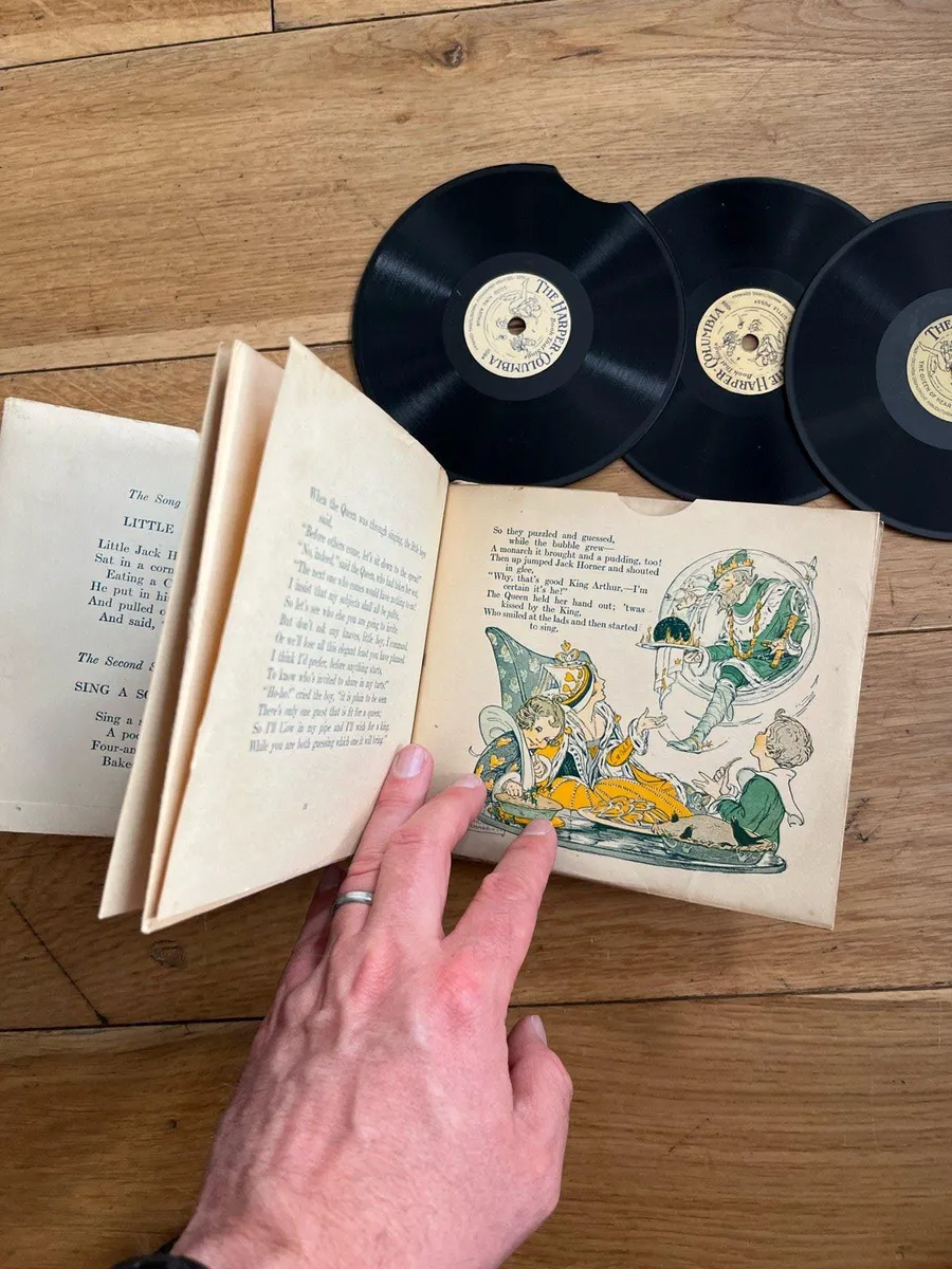 Rare 1900s children’s book with Vinyl Record - Image 1
