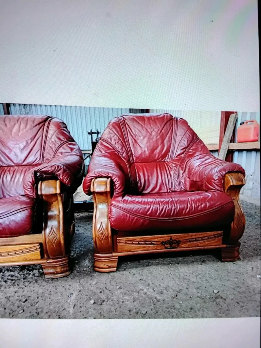 Three seater leather sofa with two arm chairs - Image 4