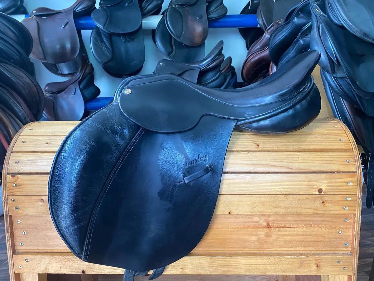 Black leather jump saddle medium wide - Image 1