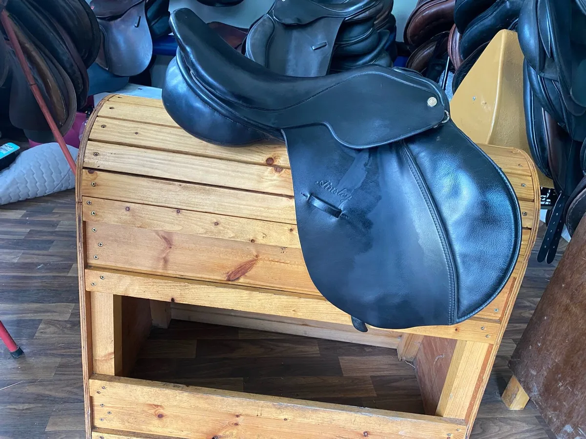 Black leather jump saddle medium wide - Image 2