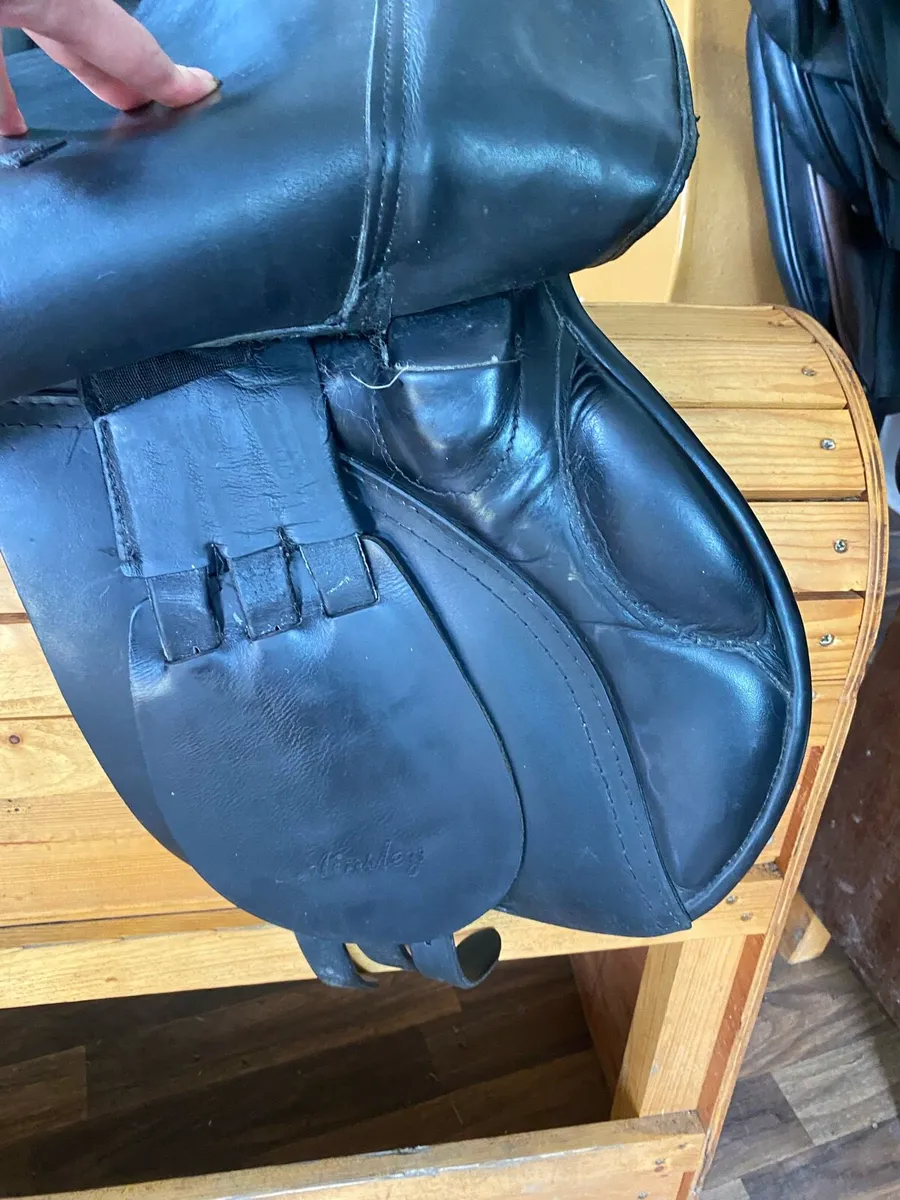 Black leather jump saddle medium wide - Image 4
