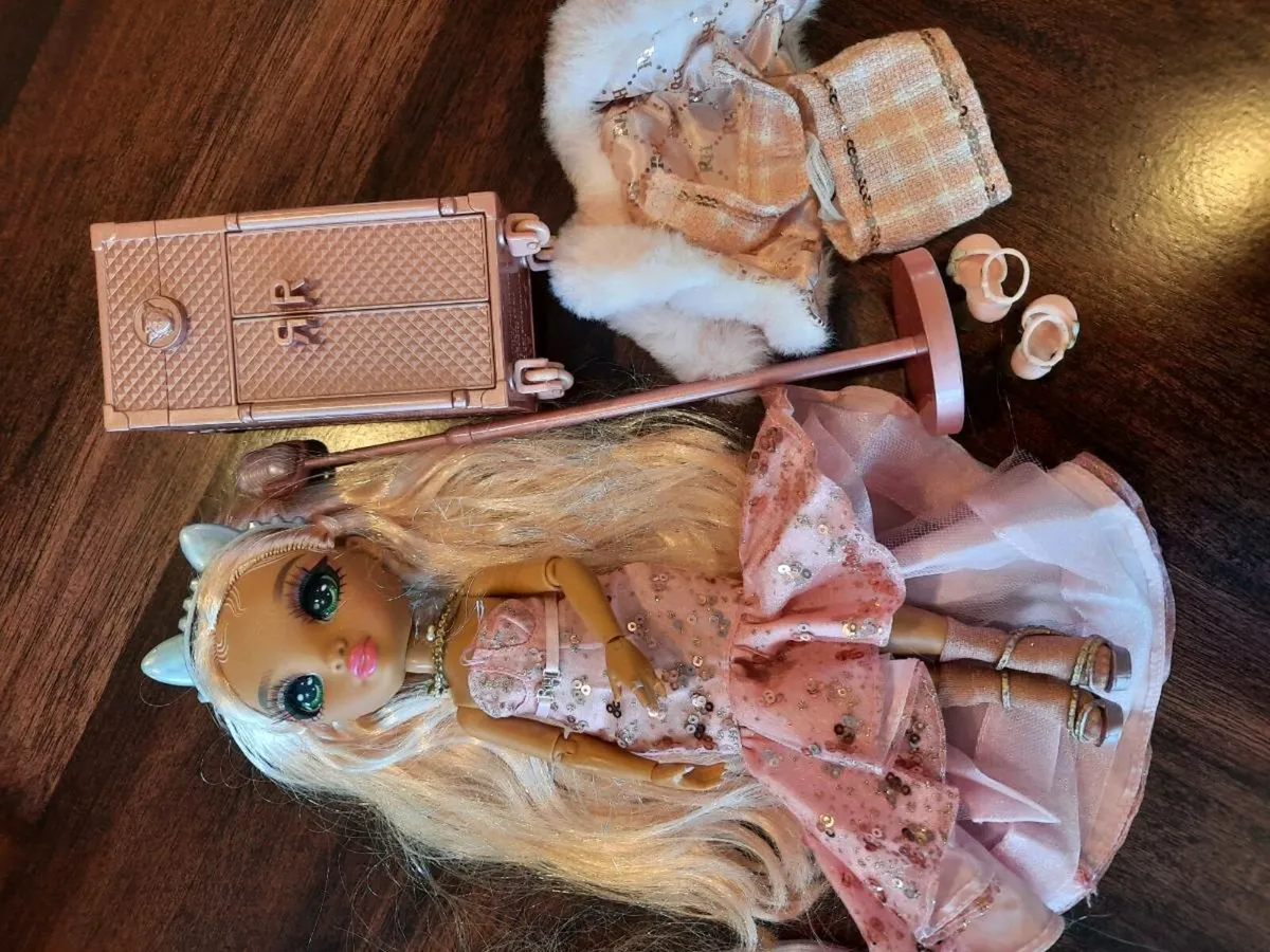 Set of L.O.L and Rainbow High Dolls - Image 2