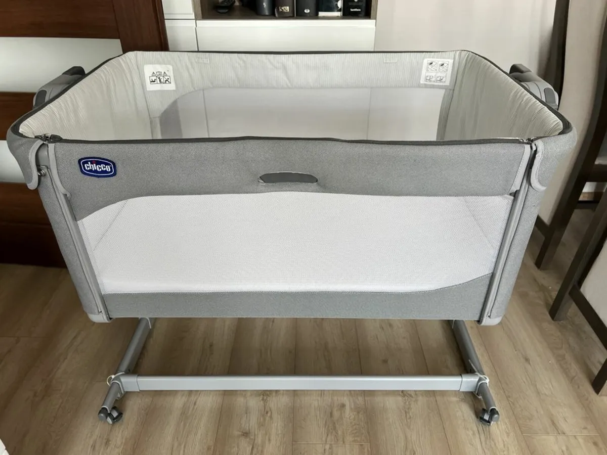 Chicco Next2Me Magic ROCKING Bedside crib - Image 1
