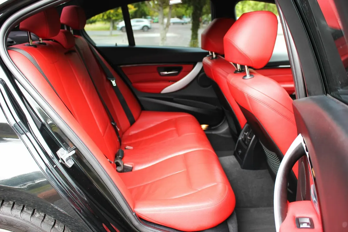 BMW 330E MSPORT PLUS/F.S.H./ONLY 76Kkm/RED LEATHER - Image 4