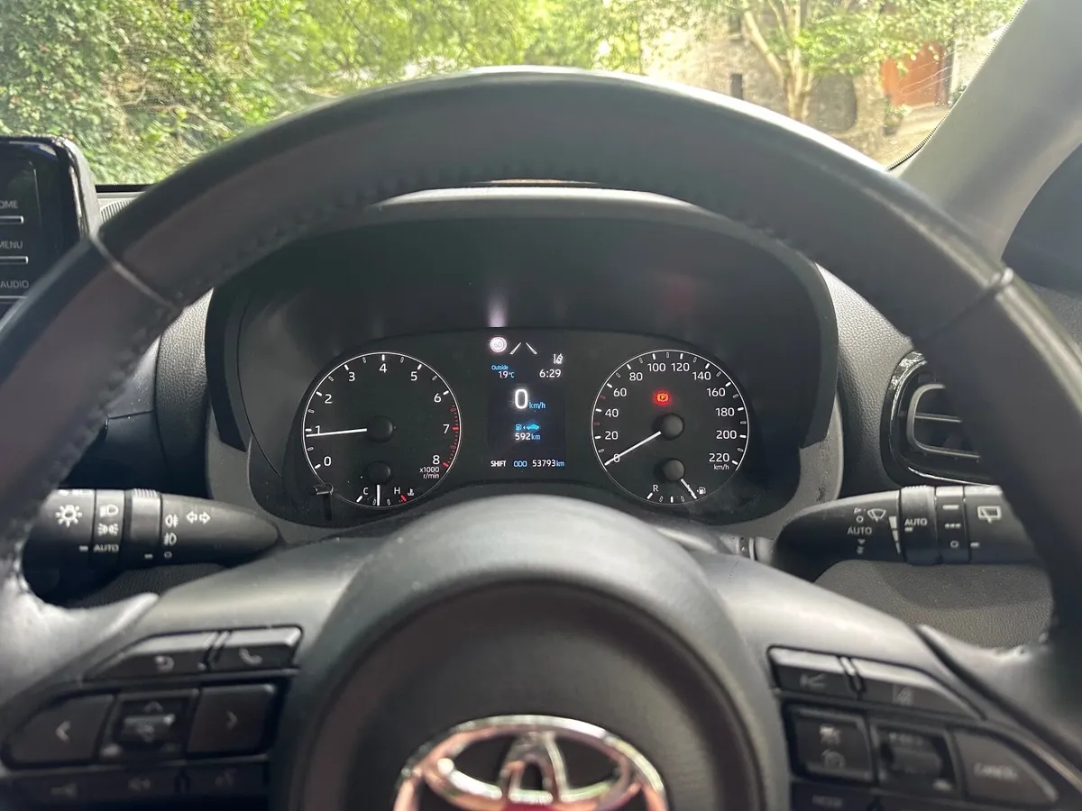 Toyota Yaris 2022 - Image 2