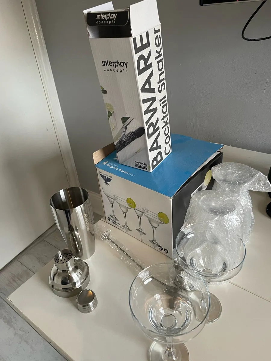 Cocktail shaker and glasses - Image 1
