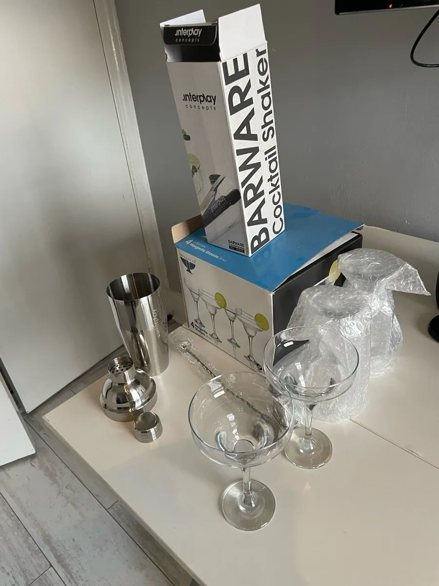 Cocktail shaker and glasses - Image 2