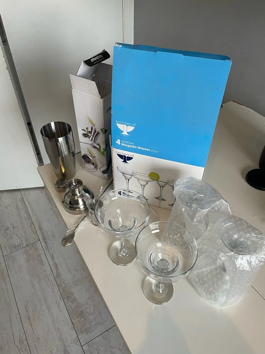 Cocktail shaker and glasses - Image 3
