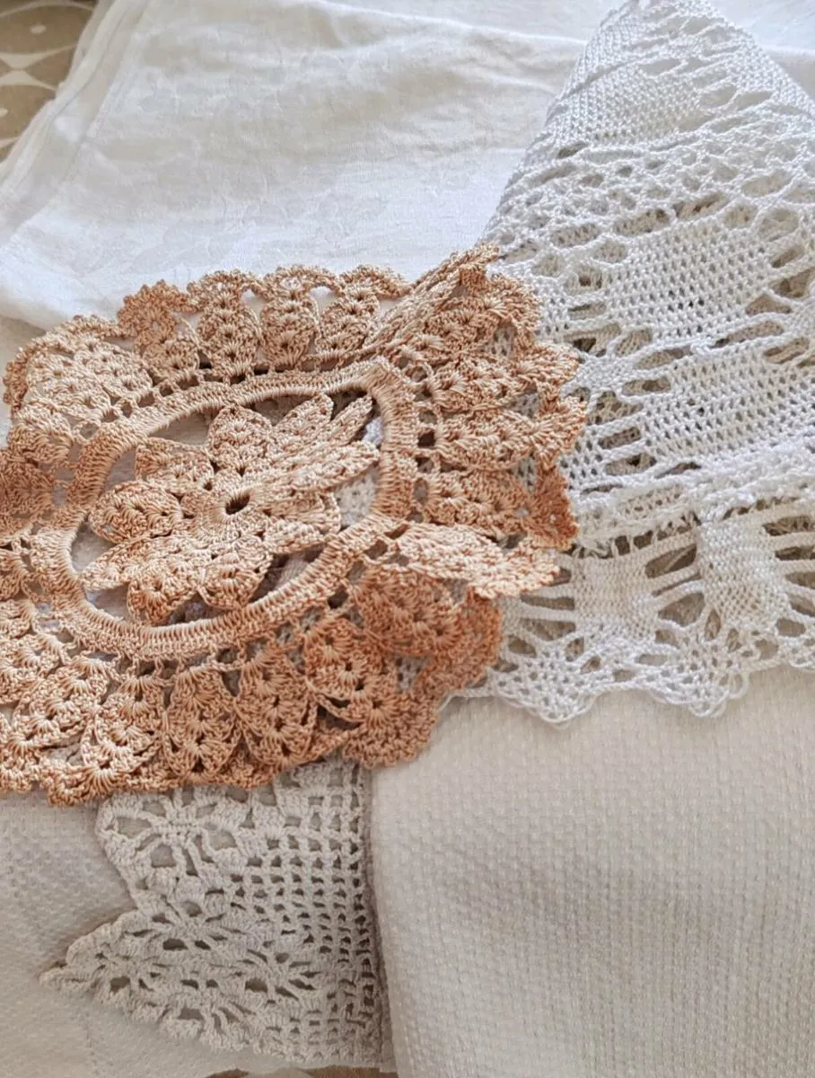 Vintage table cloths, runner etc - Image 1