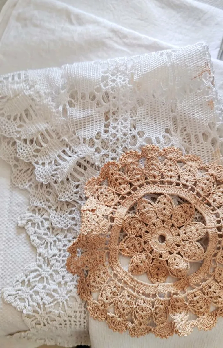Vintage table cloths, runner etc - Image 2