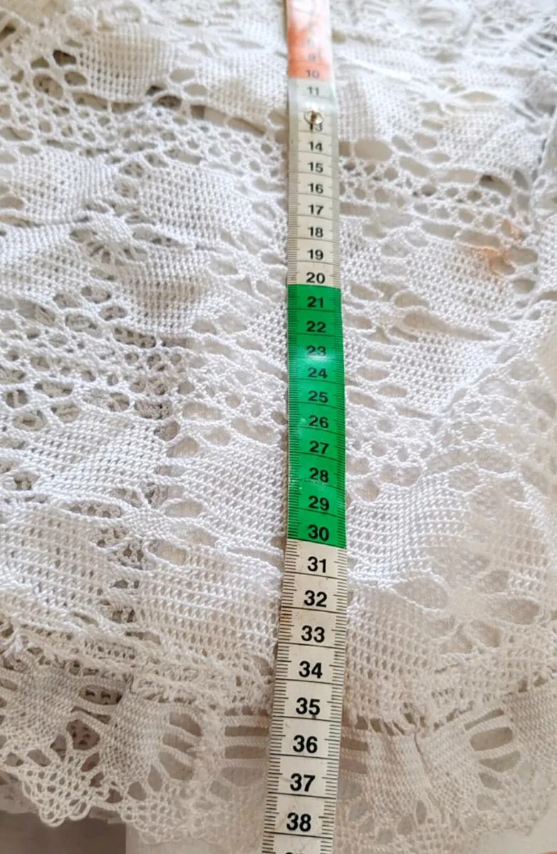 Vintage table cloths, runner etc - Image 3