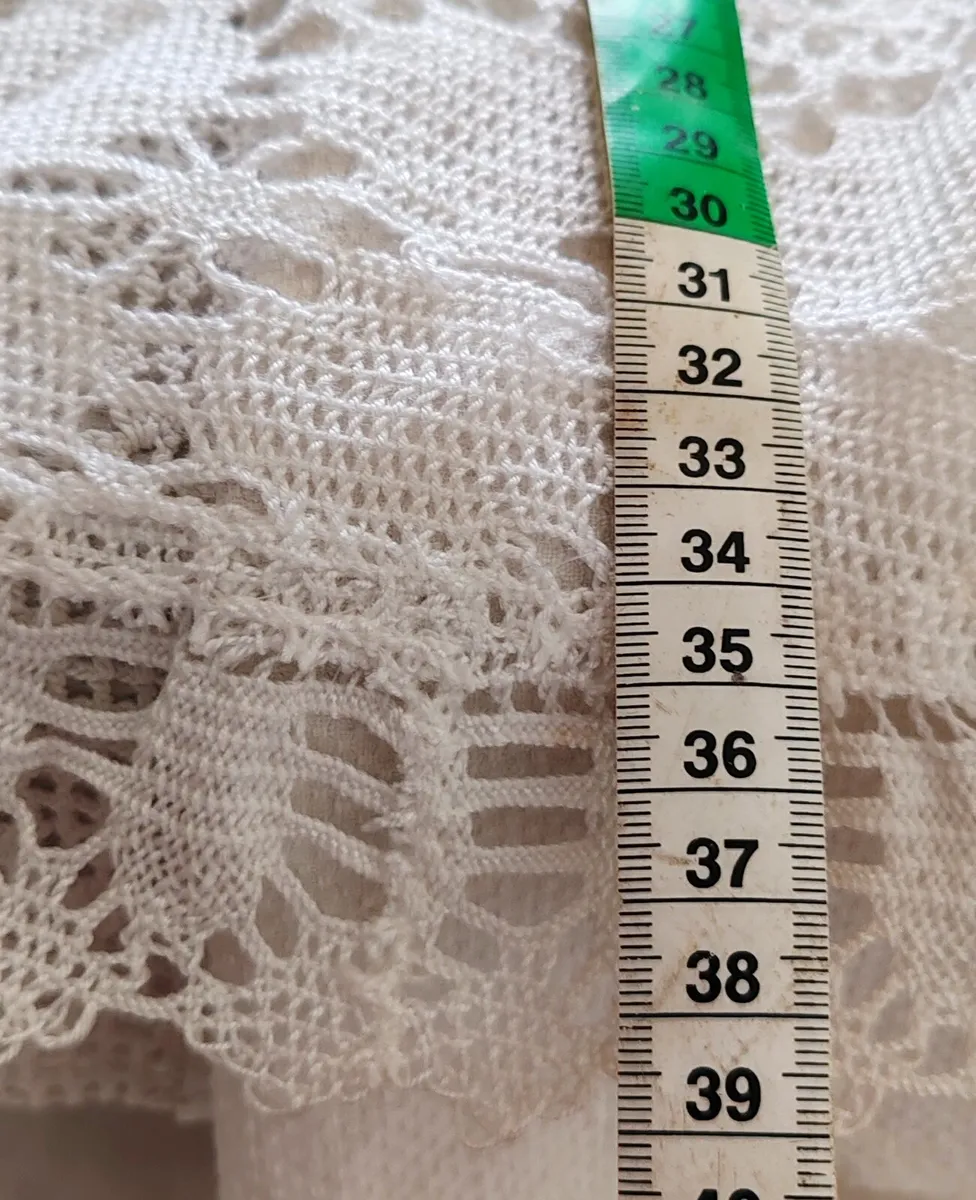 Vintage table cloths, runner etc - Image 4