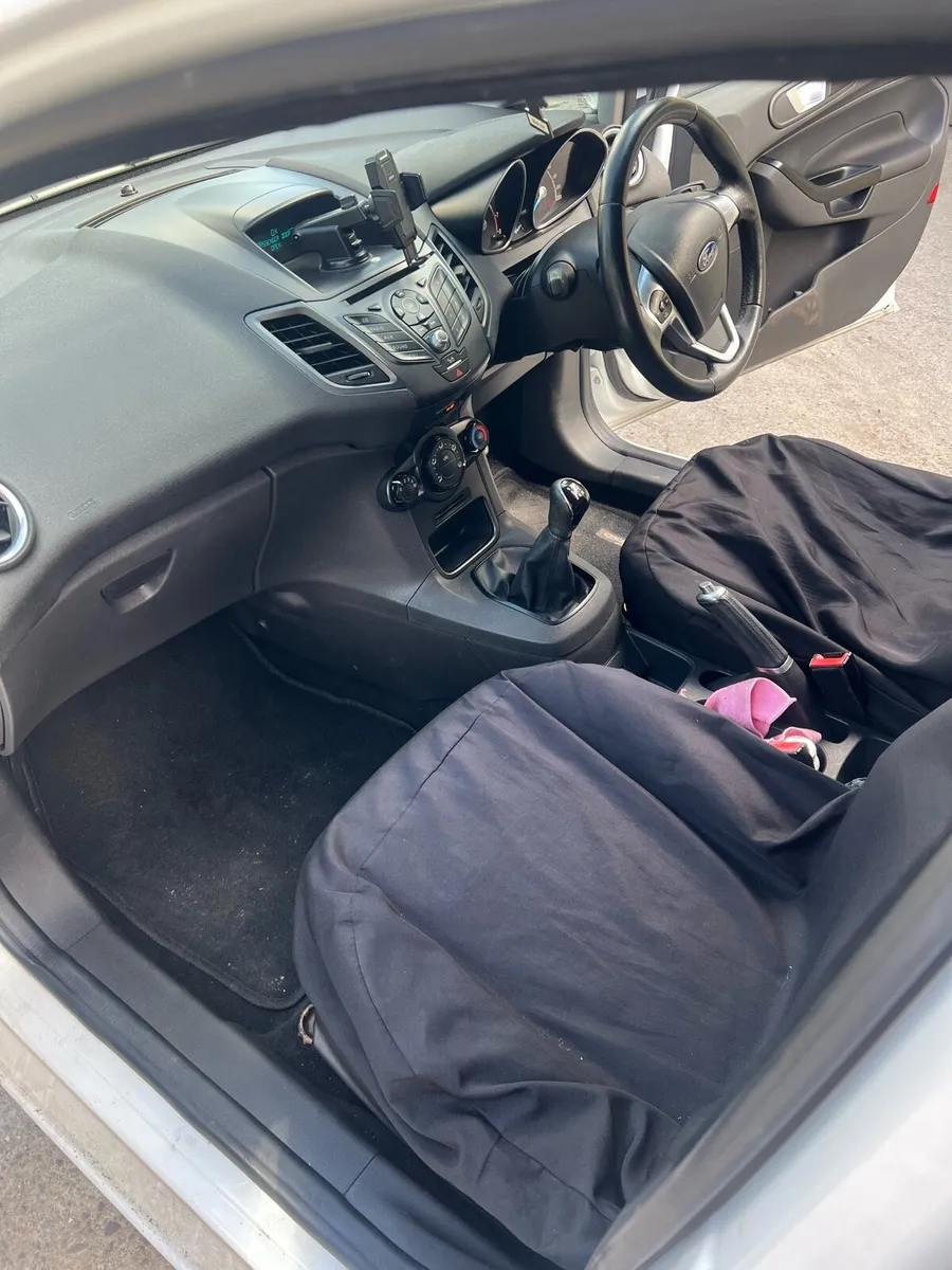 Ford fiesta - Image 4