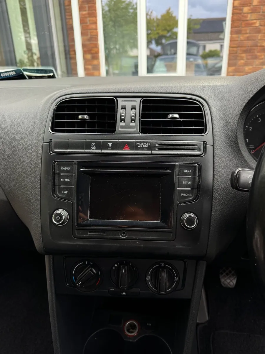 Volkswagen Polo 2015 - Image 2