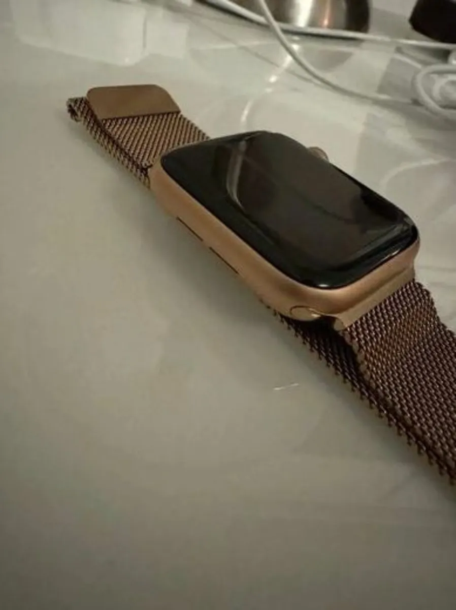 Apple Watch 5 Gold 44mm - Image 1