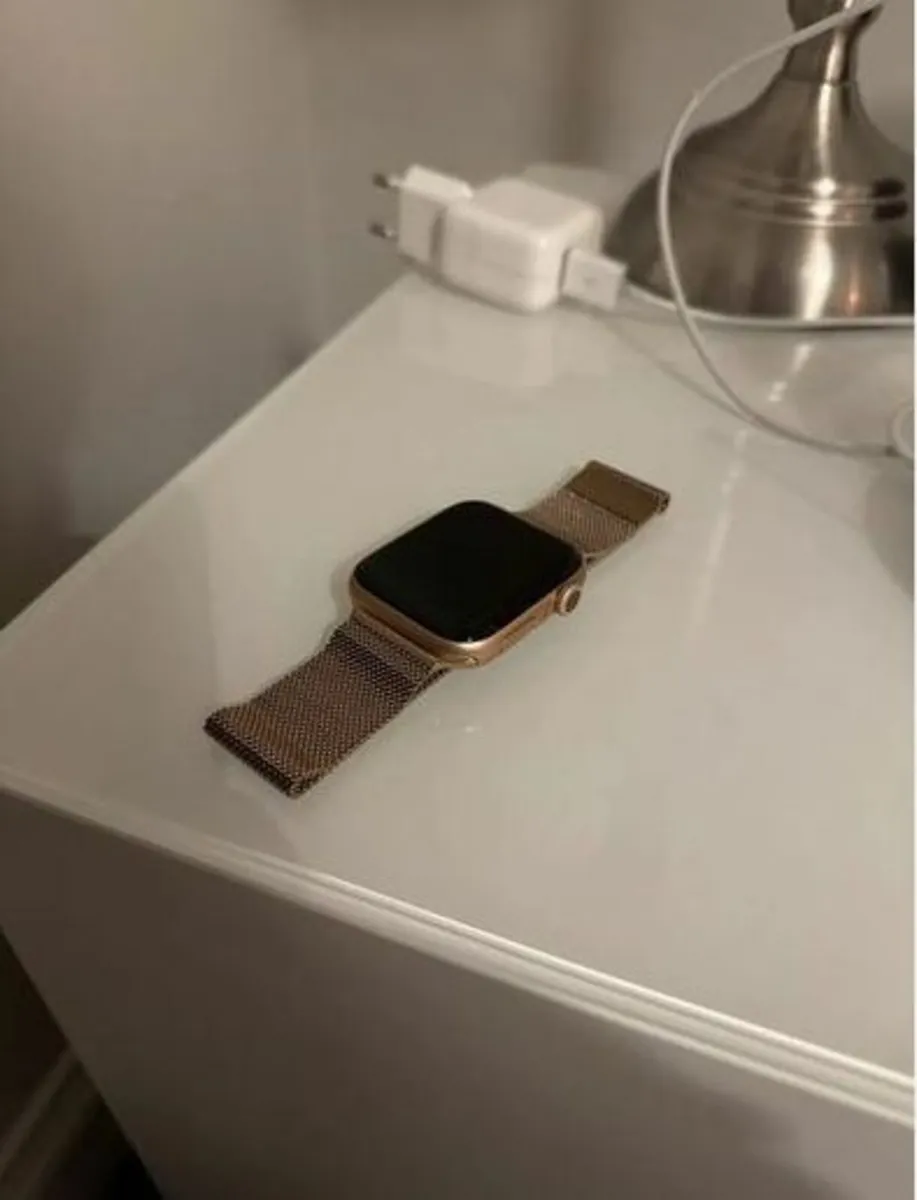 Apple Watch 5 Gold 44mm - Image 2