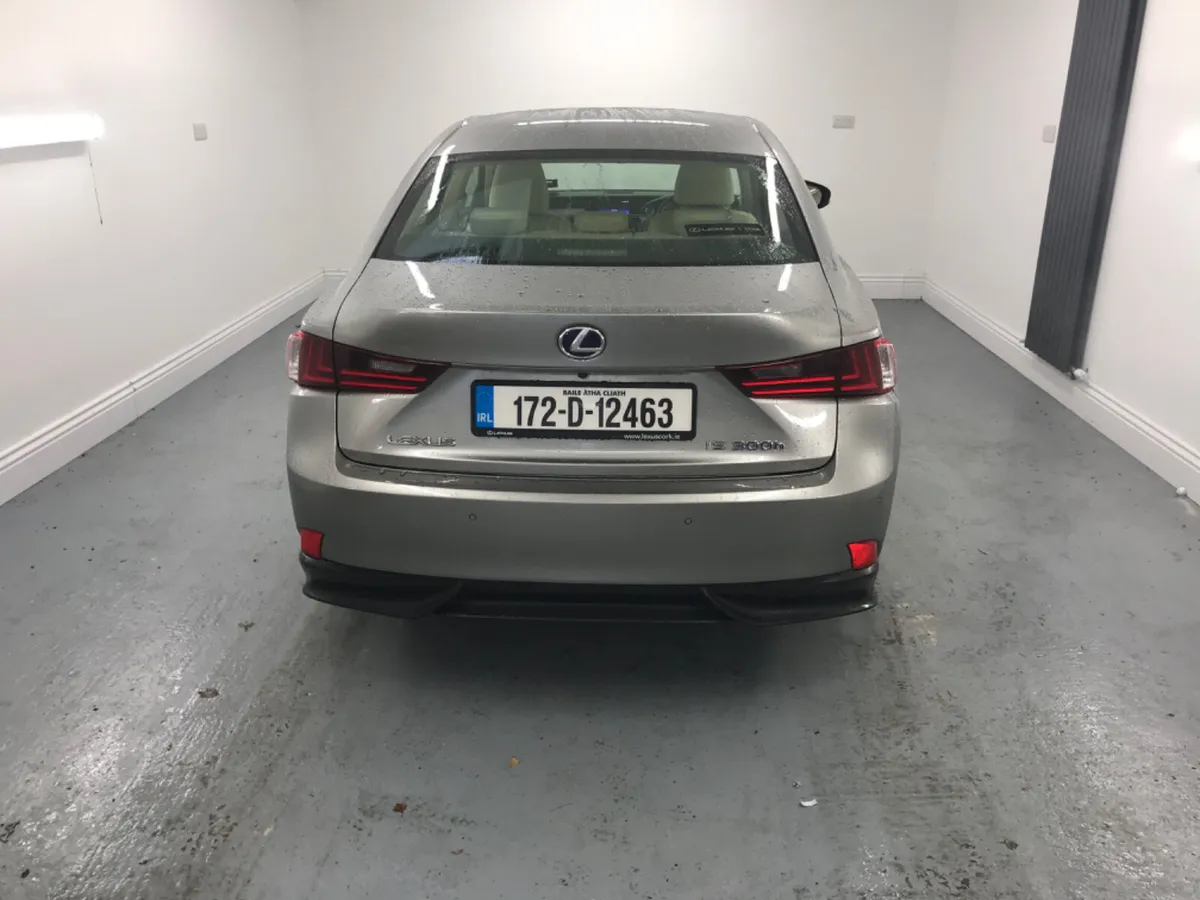 Lexus IS 2017 PREMIUM HYBRID - Image 4