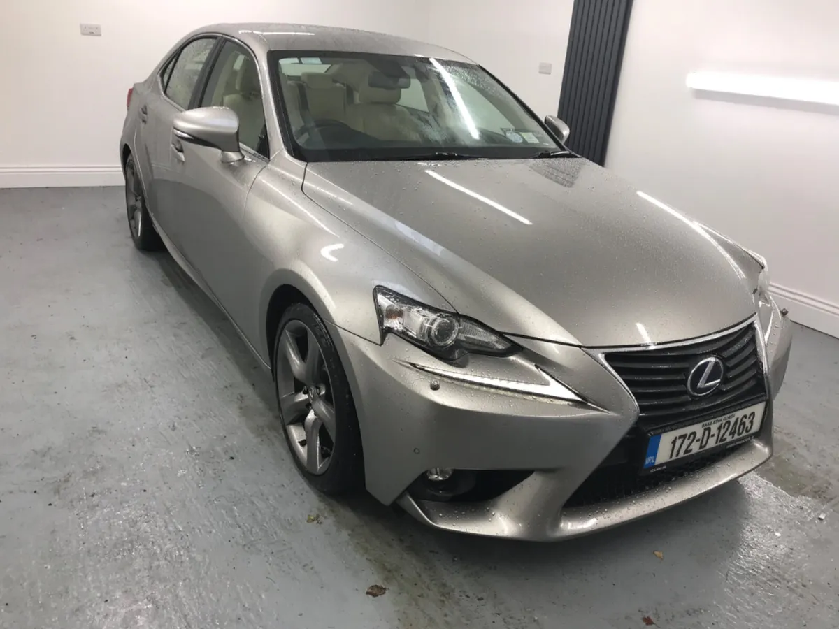 Lexus IS 2017 PREMIUM HYBRID - Image 2