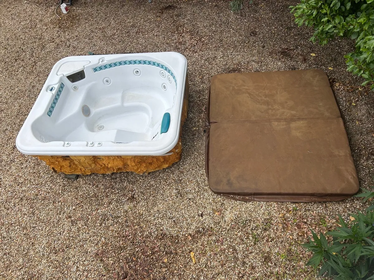 Big outdoor Jacuzzi - Image 1