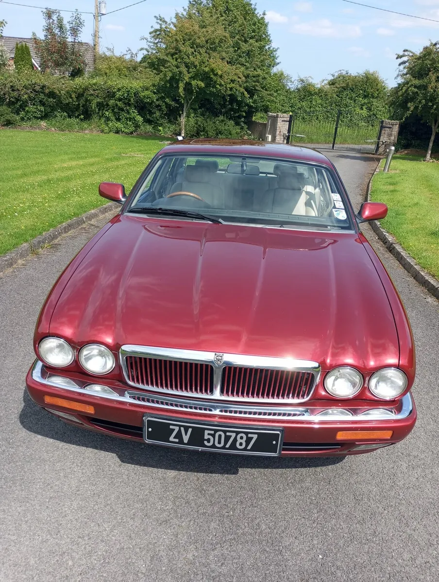 Vintage car - Image 1
