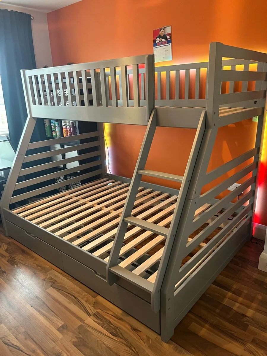 Triple sleeper bunk beds - Image 1