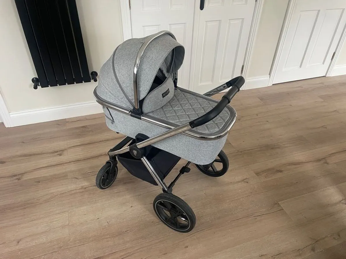 Venicci Tinum 2.0 3in1 - City Grey - 10 piece travel system with isofix base - Image 2