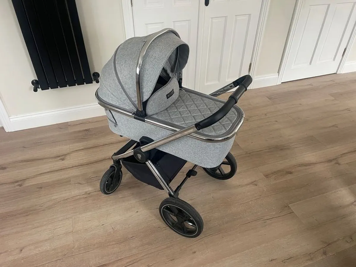 Venicci Tinum 2.0 3in1 - City Grey - 10 piece travel system with isofix base - Image 3