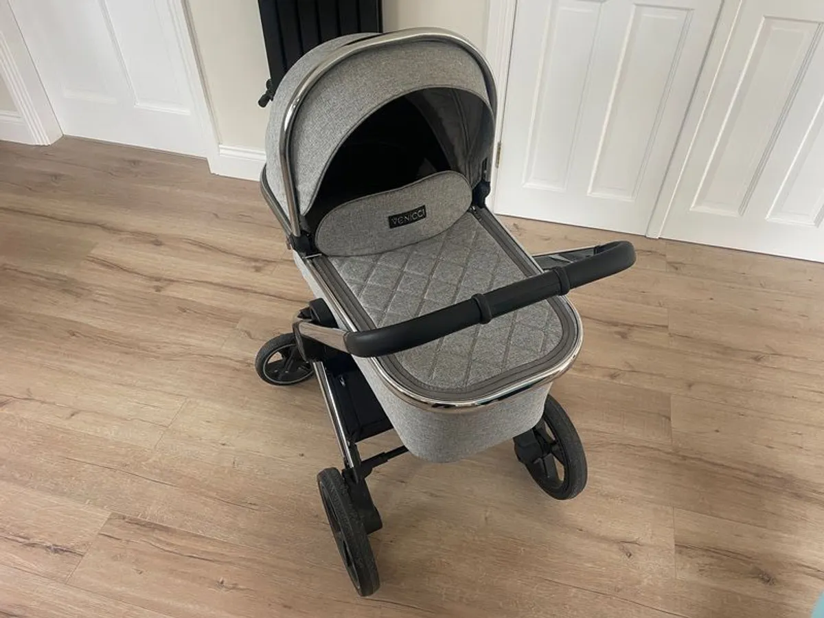 Venicci Tinum 2.0 3in1 - City Grey - 10 piece travel system with isofix base - Image 4