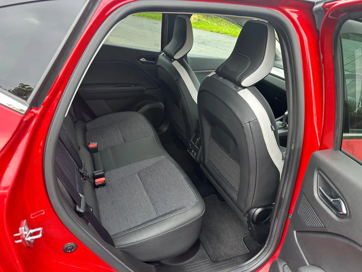 2023 Renault Captur Hybrid - Image 3
