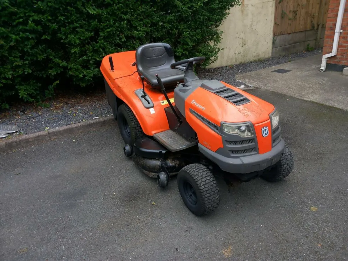 Ride on lawnmower - Image 1