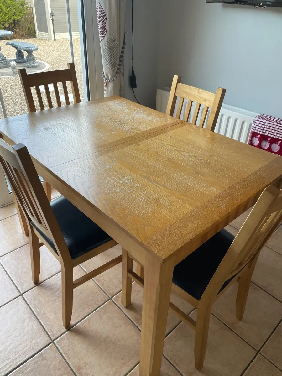 Extending Pine kitchen table & 6 chairs - Image 1