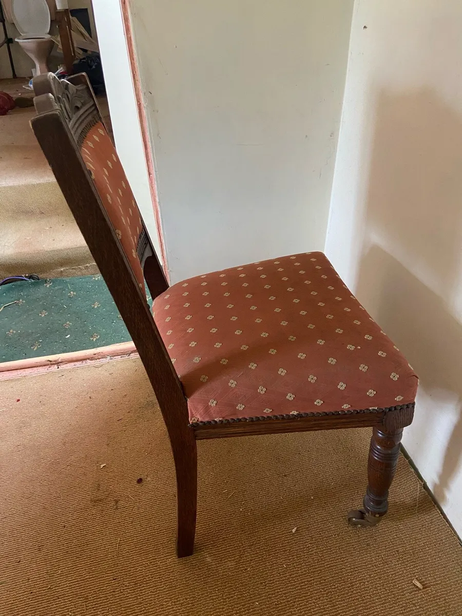4 Chairs - Image 1