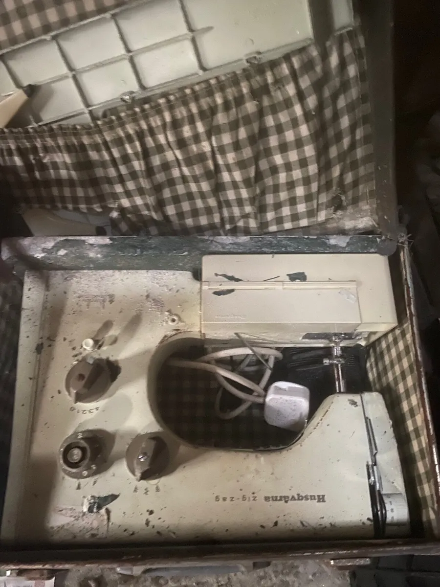 Vintage sewing machines - Image 2