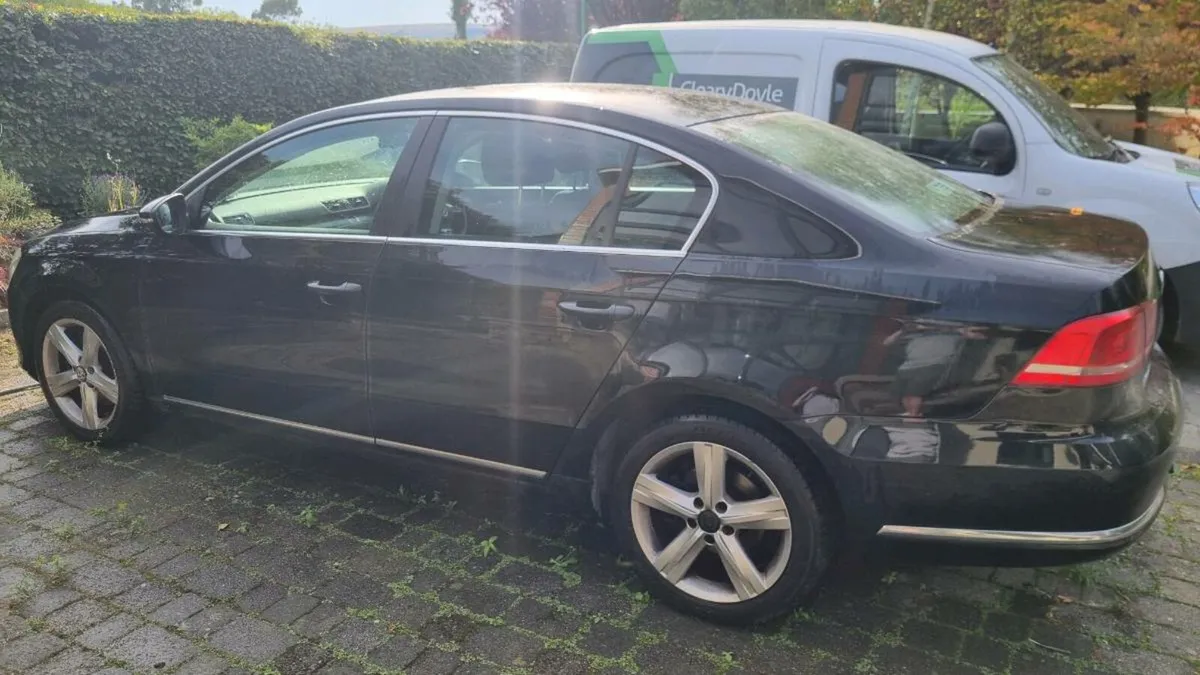 Volkswagen Passat 2011 - Image 2