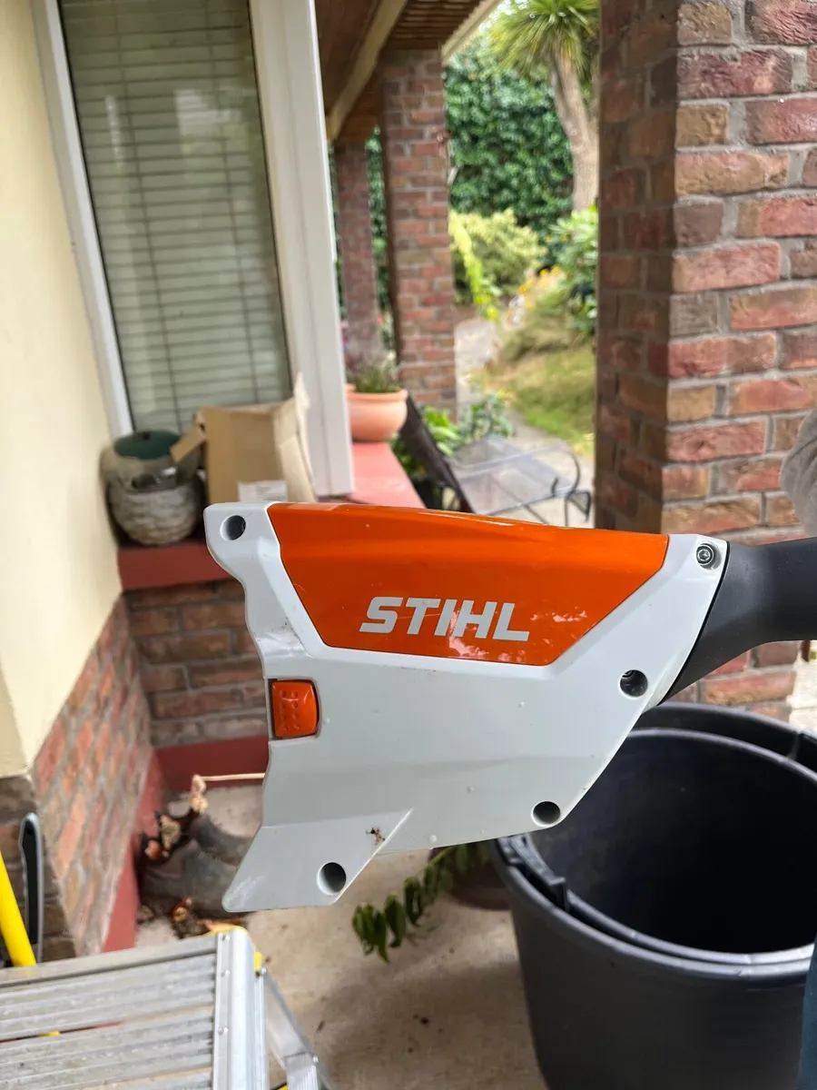 STIHL FSA57 GARDEN STRIMMER WITH AK10 BATTERY - Image 1
