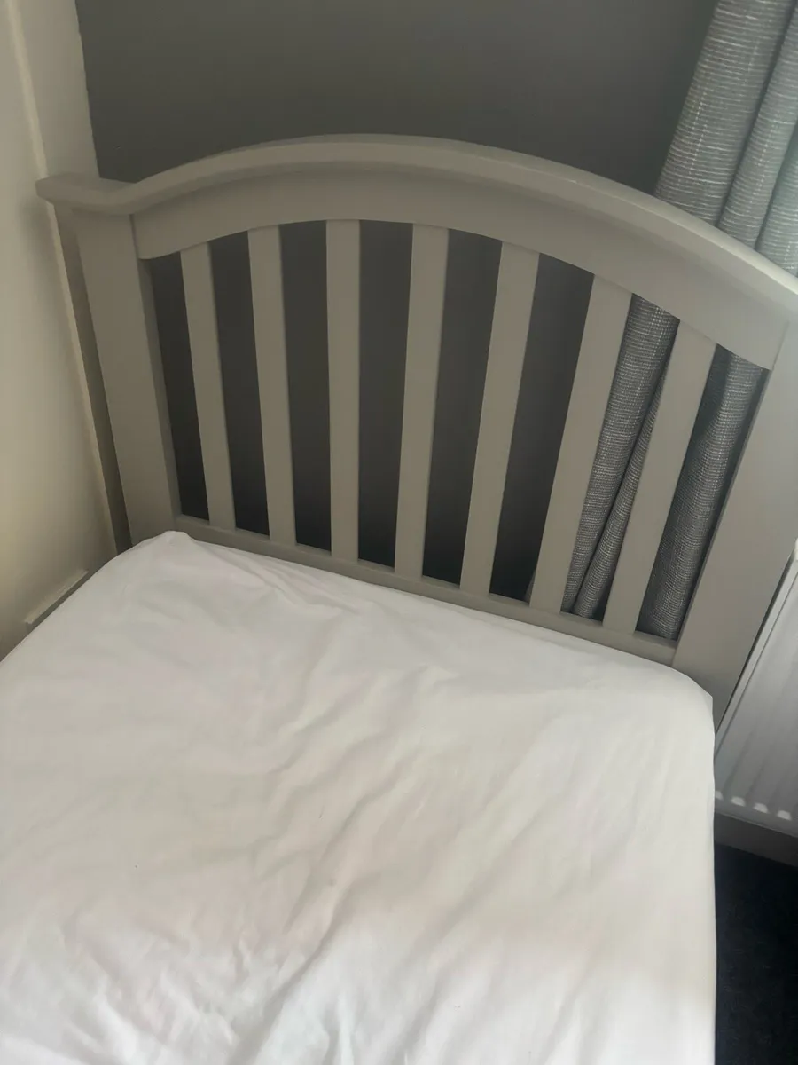 Single beds - Image 2