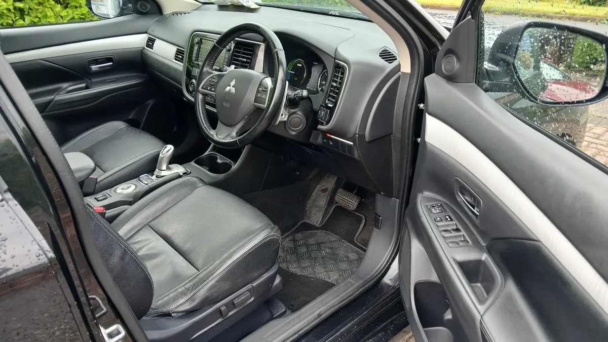 2015 Mitsubishi Outlander 2.0 PHEV GX4h 4WD - Image 4