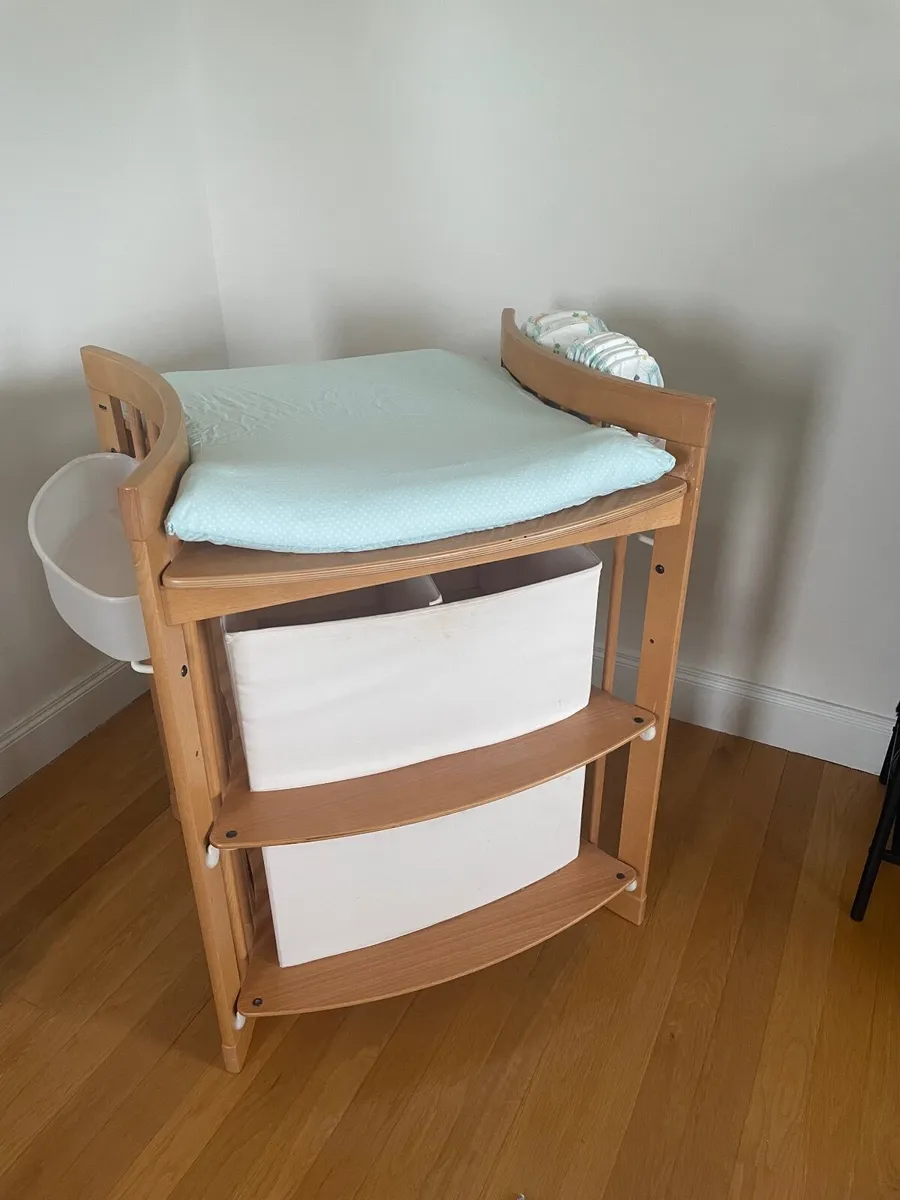 Baby changing table - Image 1
