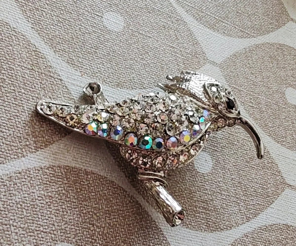 Retro brooch with sparkling rhinestones - Image 1